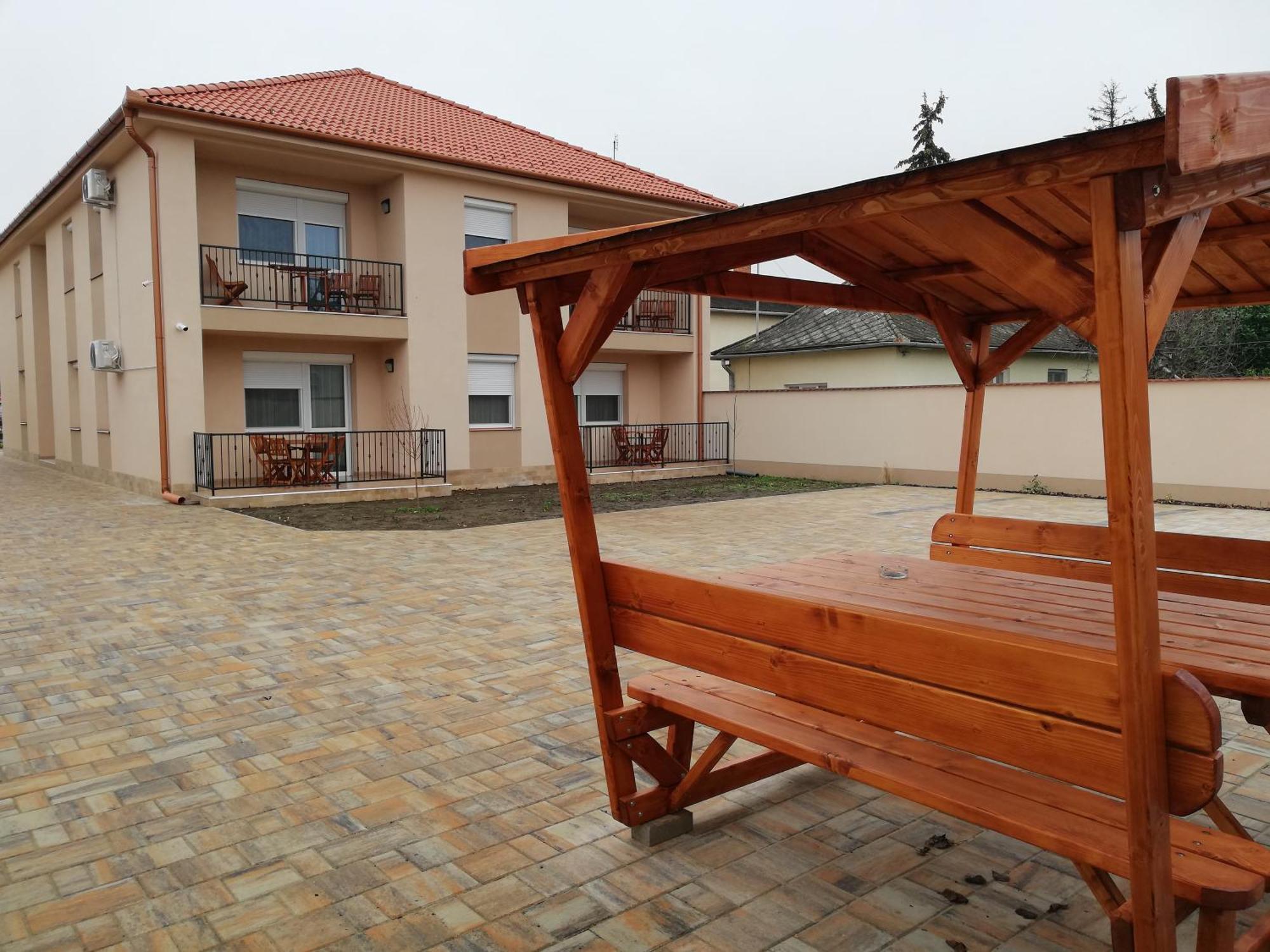 Imola Es Andrea Apartmanhaz 3 Hajduszoboszlo Exterior photo
